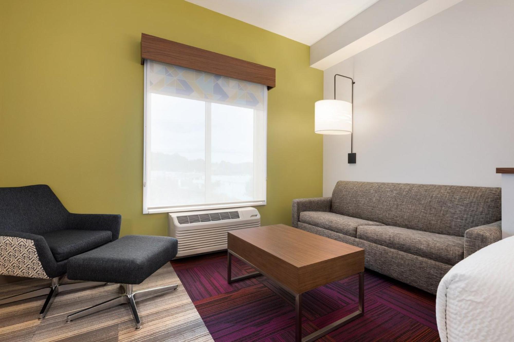 Holiday Inn Express & Suites - Dalton - Walnut Ave By Ihg Exterior photo